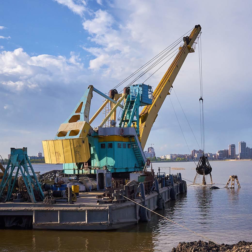 Clamshell Crane Dredge Vessel With Positioning Equipment Overview